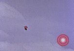Standbild Fallschirmspringer United States USA, 1953, aus Sekunde 40 historischem Filmmaterial Videoclip 65675032461