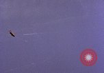 Standbild Fallschirmspringer United States USA, 1953, aus Sekunde 45 historischem Filmmaterial Videoclip 65675032461