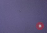 Standbild Fallschirmspringer United States USA, 1953, aus Sekunde 55 historischem Filmmaterial Videoclip 65675032461