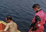 Standbild Fallschirmspringer United States USA, 1953, aus Sekunde 59 historischem Filmmaterial Videoclip 65675032463