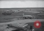 Immagine di Ponte aereo di Berlino Francoforte Germania Rhein-Main Air Base, 1949, secondo 19 filmato di repertorio 65675032470