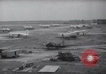 Immagine di Ponte aereo di Berlino Francoforte Germania Rhein-Main Air Base, 1949, secondo 24 filmato di repertorio 65675032470