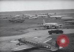 Immagine di Ponte aereo di Berlino Francoforte Germania Rhein-Main Air Base, 1949, secondo 41 filmato di repertorio 65675032470