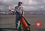 Standbild Fire Guard für Flugzeuge Starten des Motors Honolulu Hawaii USA, 1959, aus Sekunde 3 historischem Filmmaterial Videoclip 65675032481