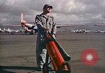 Standbild Fire Guard für Flugzeuge Starten des Motors Honolulu Hawaii USA, 1959, aus Sekunde 4 historischem Filmmaterial Videoclip 65675032481