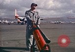 Standbild Fire Guard für Flugzeuge Starten des Motors Honolulu Hawaii USA, 1959, aus Sekunde 5 historischem Filmmaterial Videoclip 65675032481