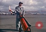 Standbild Fire Guard für Flugzeuge Starten des Motors Honolulu Hawaii USA, 1959, aus Sekunde 7 historischem Filmmaterial Videoclip 65675032481