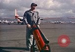 Standbild Fire Guard für Flugzeuge Starten des Motors Honolulu Hawaii USA, 1959, aus Sekunde 10 historischem Filmmaterial Videoclip 65675032481