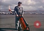Standbild Fire Guard für Flugzeuge Starten des Motors Honolulu Hawaii USA, 1959, aus Sekunde 11 historischem Filmmaterial Videoclip 65675032481