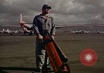 Standbild Fire Guard für Flugzeuge Starten des Motors Honolulu Hawaii USA, 1959, aus Sekunde 13 historischem Filmmaterial Videoclip 65675032481