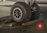 Standbild Fire Guard für Flugzeuge Starten des Motors Honolulu Hawaii USA, 1959, aus Sekunde 16 historischem Filmmaterial Videoclip 65675032481