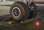 Standbild Fire Guard für Flugzeuge Starten des Motors Honolulu Hawaii USA, 1959, aus Sekunde 17 historischem Filmmaterial Videoclip 65675032481