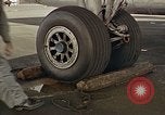 Standbild Fire Guard für Flugzeuge Starten des Motors Honolulu Hawaii USA, 1959, aus Sekunde 18 historischem Filmmaterial Videoclip 65675032481