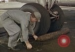 Standbild Fire Guard für Flugzeuge Starten des Motors Honolulu Hawaii USA, 1959, aus Sekunde 19 historischem Filmmaterial Videoclip 65675032481