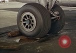 Standbild Fire Guard für Flugzeuge Starten des Motors Honolulu Hawaii USA, 1959, aus Sekunde 21 historischem Filmmaterial Videoclip 65675032481