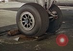 Standbild Fire Guard für Flugzeuge Starten des Motors Honolulu Hawaii USA, 1959, aus Sekunde 22 historischem Filmmaterial Videoclip 65675032481