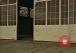 Standbild Fire Guard für Flugzeuge Starten des Motors Honolulu Hawaii USA, 1959, aus Sekunde 34 historischem Filmmaterial Videoclip 65675032481