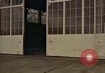 Standbild Fire Guard für Flugzeuge Starten des Motors Honolulu Hawaii USA, 1959, aus Sekunde 36 historischem Filmmaterial Videoclip 65675032481