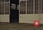 Standbild Fire Guard für Flugzeuge Starten des Motors Honolulu Hawaii USA, 1959, aus Sekunde 37 historischem Filmmaterial Videoclip 65675032481