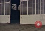 Standbild Fire Guard für Flugzeuge Starten des Motors Honolulu Hawaii USA, 1959, aus Sekunde 40 historischem Filmmaterial Videoclip 65675032481