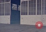 Standbild Fire Guard für Flugzeuge Starten des Motors Honolulu Hawaii USA, 1959, aus Sekunde 41 historischem Filmmaterial Videoclip 65675032481