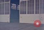 Standbild Fire Guard für Flugzeuge Starten des Motors Honolulu Hawaii USA, 1959, aus Sekunde 43 historischem Filmmaterial Videoclip 65675032481