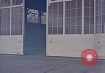 Standbild Fire Guard für Flugzeuge Starten des Motors Honolulu Hawaii USA, 1959, aus Sekunde 44 historischem Filmmaterial Videoclip 65675032481