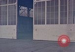 Standbild Fire Guard für Flugzeuge Starten des Motors Honolulu Hawaii USA, 1959, aus Sekunde 46 historischem Filmmaterial Videoclip 65675032481