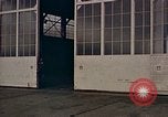 Standbild Fire Guard für Flugzeuge Starten des Motors Honolulu Hawaii USA, 1959, aus Sekunde 47 historischem Filmmaterial Videoclip 65675032481