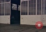 Standbild Fire Guard für Flugzeuge Starten des Motors Honolulu Hawaii USA, 1959, aus Sekunde 48 historischem Filmmaterial Videoclip 65675032481
