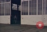Standbild Fire Guard für Flugzeuge Starten des Motors Honolulu Hawaii USA, 1959, aus Sekunde 49 historischem Filmmaterial Videoclip 65675032481
