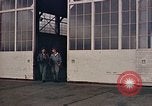 Standbild Fire Guard für Flugzeuge Starten des Motors Honolulu Hawaii USA, 1959, aus Sekunde 52 historischem Filmmaterial Videoclip 65675032481