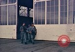 Standbild Fire Guard für Flugzeuge Starten des Motors Honolulu Hawaii USA, 1959, aus Sekunde 55 historischem Filmmaterial Videoclip 65675032481