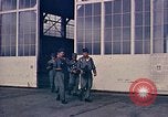 Standbild Fire Guard für Flugzeuge Starten des Motors Honolulu Hawaii USA, 1959, aus Sekunde 56 historischem Filmmaterial Videoclip 65675032481