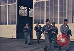 Standbild Fire Guard für Flugzeuge Starten des Motors Honolulu Hawaii USA, 1959, aus Sekunde 59 historischem Filmmaterial Videoclip 65675032481