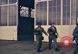 Standbild Fire Guard für Flugzeuge Starten des Motors Honolulu Hawaii USA, 1959, aus Sekunde 61 historischem Filmmaterial Videoclip 65675032481