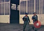 Standbild Fire Guard für Flugzeuge Starten des Motors Honolulu Hawaii USA, 1959, aus Sekunde 62 historischem Filmmaterial Videoclip 65675032481