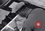 Standbild Foto Intelligence Officers Omaha Nebraska Offutt Air Force Base USA, 1962, aus Sekunde 27 historischem Filmmaterial Videoclip 65675032498