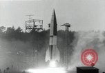 Standbild perfekt A-4 Rakete starten Peenemunde Rocket Center Ostvorpommern Deutschland, 1942, aus Sekunde 11 historischem Filmmaterial Videoclip 65675032507