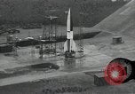 Standbild Raketenstart in Zeitlupe A-4 oder V-2 Peenemunde Rocket Center Ostvorpommern Deutschland, 1942, aus Sekunde 1 historischem Filmmaterial Videoclip 65675032508
