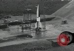 Standbild Raketenstart in Zeitlupe A-4 oder V-2 Peenemunde Rocket Center Ostvorpommern Deutschland, 1942, aus Sekunde 3 historischem Filmmaterial Videoclip 65675032508
