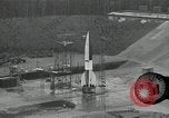Standbild Raketenstart in Zeitlupe A-4 oder V-2 Peenemunde Rocket Center Ostvorpommern Deutschland, 1942, aus Sekunde 5 historischem Filmmaterial Videoclip 65675032508