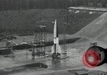 Standbild Raketenstart in Zeitlupe A-4 oder V-2 Peenemunde Rocket Center Ostvorpommern Deutschland, 1942, aus Sekunde 6 historischem Filmmaterial Videoclip 65675032508