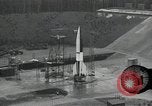 Standbild Raketenstart in Zeitlupe A-4 oder V-2 Peenemunde Rocket Center Ostvorpommern Deutschland, 1942, aus Sekunde 7 historischem Filmmaterial Videoclip 65675032508