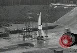 Standbild Raketenstart in Zeitlupe A-4 oder V-2 Peenemunde Rocket Center Ostvorpommern Deutschland, 1942, aus Sekunde 8 historischem Filmmaterial Videoclip 65675032508