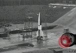 Standbild Raketenstart in Zeitlupe A-4 oder V-2 Peenemunde Rocket Center Ostvorpommern Deutschland, 1942, aus Sekunde 9 historischem Filmmaterial Videoclip 65675032508