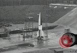 Standbild Raketenstart in Zeitlupe A-4 oder V-2 Peenemunde Rocket Center Ostvorpommern Deutschland, 1942, aus Sekunde 10 historischem Filmmaterial Videoclip 65675032508