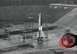 Standbild Raketenstart in Zeitlupe A-4 oder V-2 Peenemunde Rocket Center Ostvorpommern Deutschland, 1942, aus Sekunde 11 historischem Filmmaterial Videoclip 65675032508