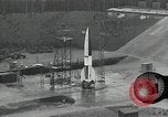 Standbild Raketenstart in Zeitlupe A-4 oder V-2 Peenemunde Rocket Center Ostvorpommern Deutschland, 1942, aus Sekunde 12 historischem Filmmaterial Videoclip 65675032508