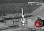 Standbild Raketenstart in Zeitlupe A-4 oder V-2 Peenemunde Rocket Center Ostvorpommern Deutschland, 1942, aus Sekunde 13 historischem Filmmaterial Videoclip 65675032508